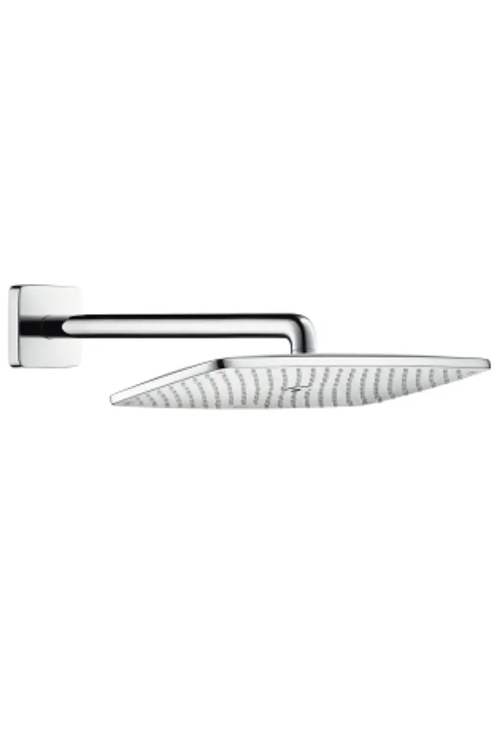 Helle, flache Kopfbrause von Hansgrohe mit quadratischem Sprühteller und länglichem, chromfarbenem Brausearm, montiert an einer Wandhalterung.
